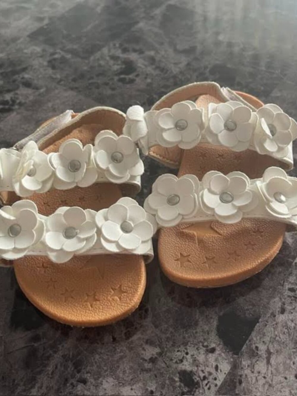 Toddler Girls White Floral Daisy Flat Sandals – Size 23 – Like New